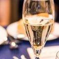 結婚式の二次会で出会う